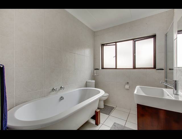 2 BEDROOM APARTMENT FOR SALE IN SUNNINGHILL